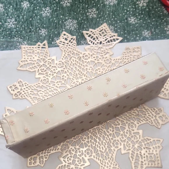 Vintage Embroidered Glove Box – Floral Threadwork – Satin or Silk Exterior - Picture 7 of 9